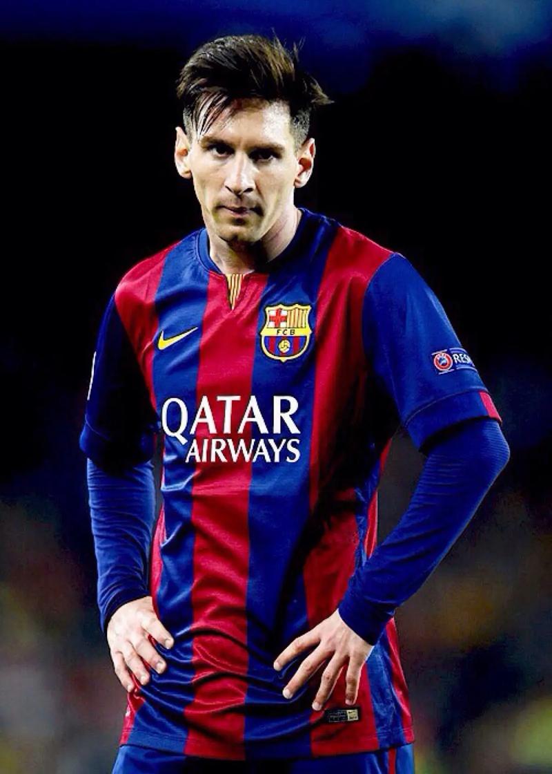 师徒重聚，阿隆索与维尔茨赛后拥抱致意，后者赠出比赛球衣（师徒再会，阿隆索赛后与维尔茨相拥，维尔茨赠球衣致意）