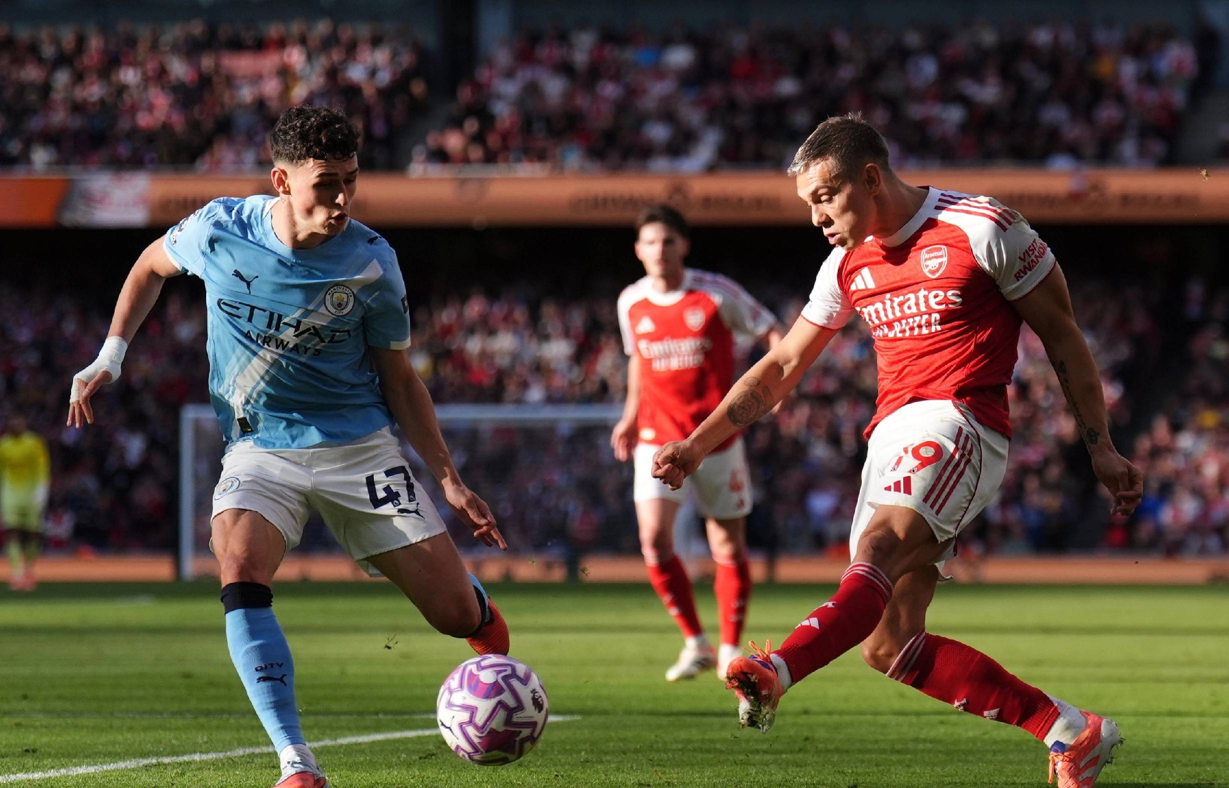 世体：内马尔一次支撑失误后接受处理，问题不大但引发了担忧（世体：内马尔支撑动作失误后接受处理，伤情轻微却引发忧虑）