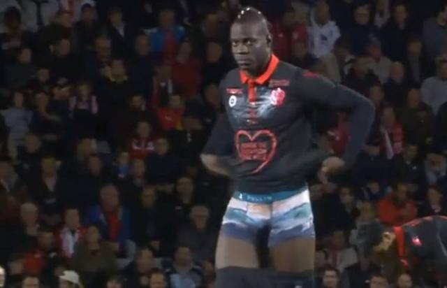 哈兰德梅开二度 曼城轻取对手（哈兰德独中两元，曼城轻松取胜）