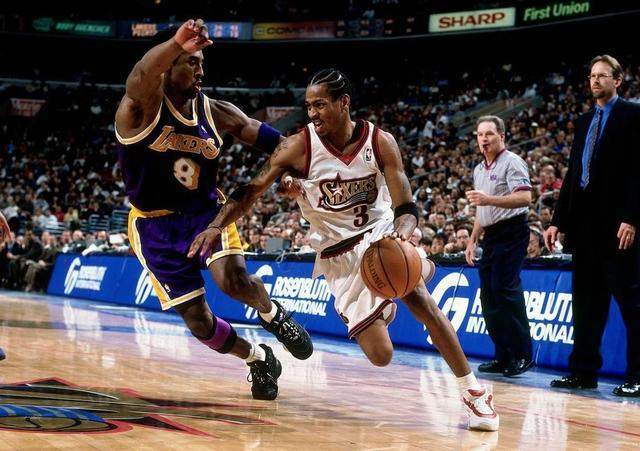 亚当斯赛场拼抢精神彰显，4中0得分却贡献12板，进攻板数抢眼（亚当斯拼劲十足：4投0中仍抢下12篮板，进攻篮板抢眼）