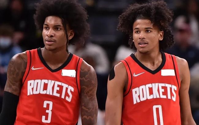 意甲媒体热议：米兰新援亚沙里首秀，贡献了一场极具说服力的比赛（亚沙里米兰处子秀获意媒盛赞，表现极具说服力）