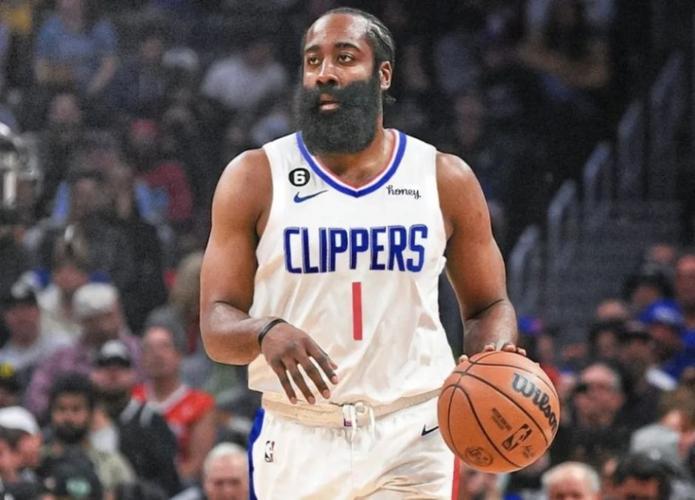 莱奥一剑封喉，AC米兰1-0复仇拉齐奥，登顶意甲积分榜坐山观虎斗（莱奥致命一击，AC米兰1-0雪耻拉齐奥登顶意甲，静观群雄争锋）