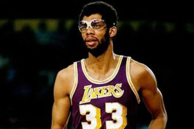 NBA：独行侠爆冷击败雄鹿（NBA：独行侠掀翻雄鹿上演冷门）