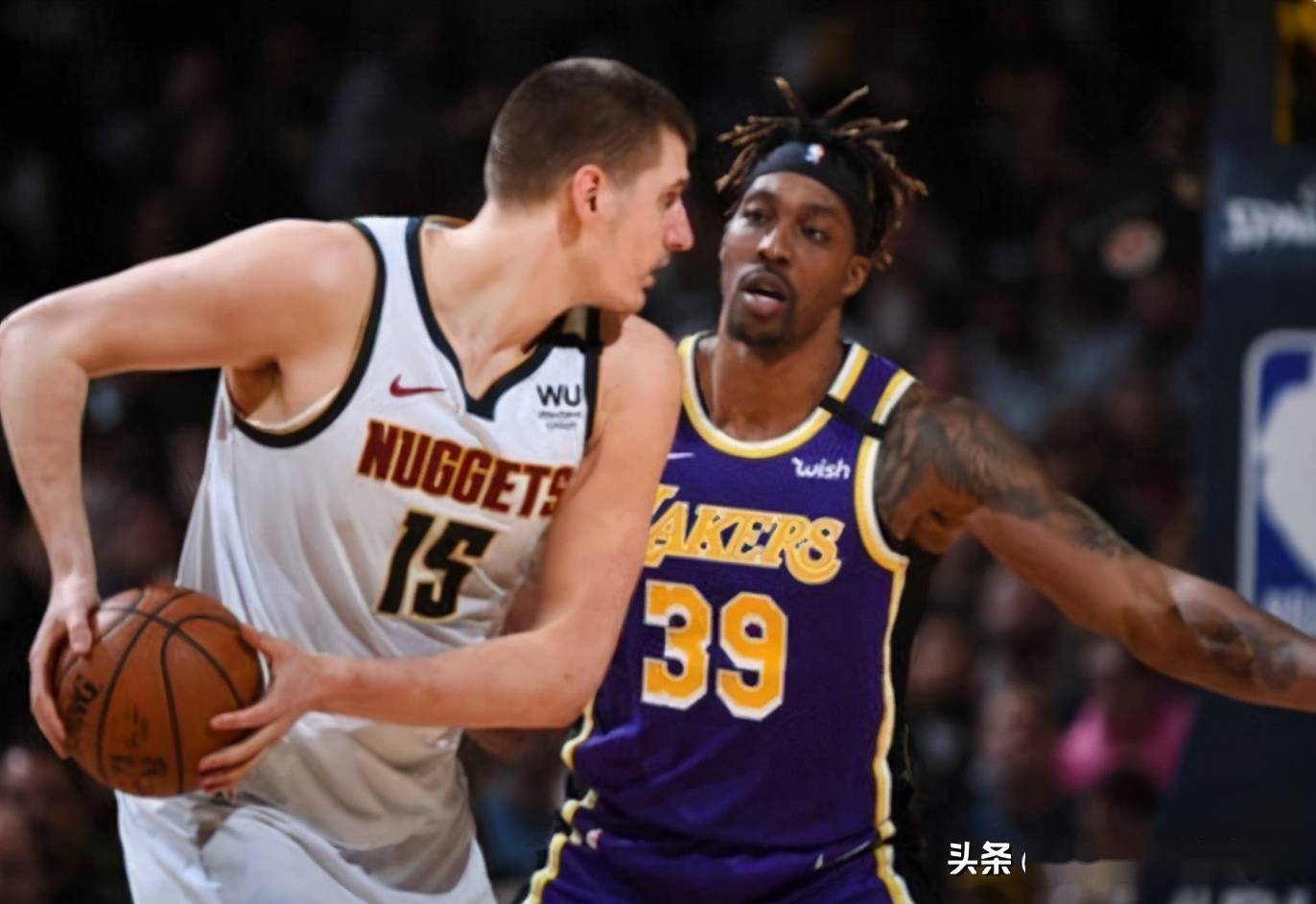 急中生智！莫布里篮下遭包夹妙传汤姆林跟进暴扣（机智破包夹！莫布里巧分助汤姆林跟进重扣）