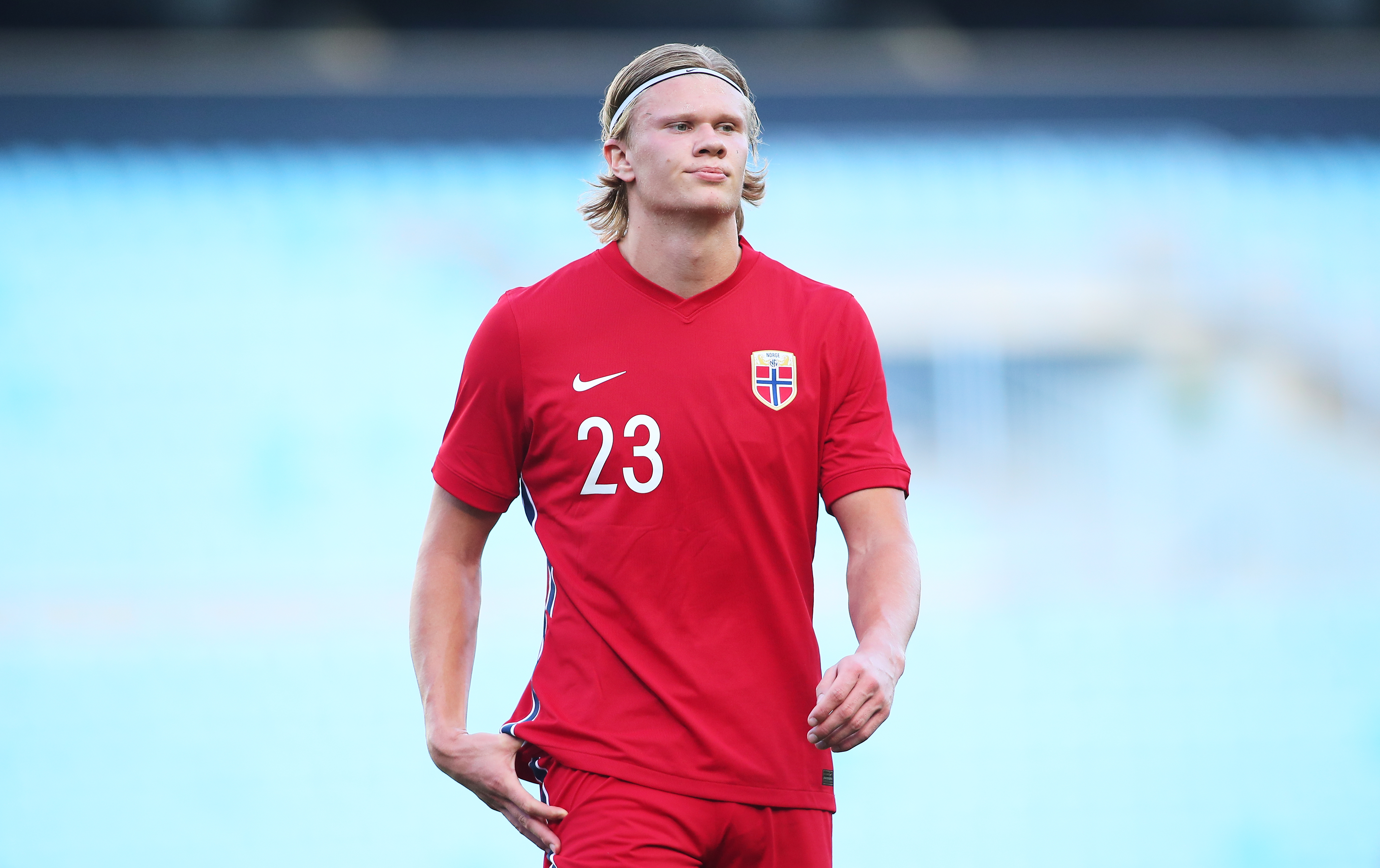 足球俱乐部财务与引援策略分析（足球俱乐部财务运作与转会策略研究）