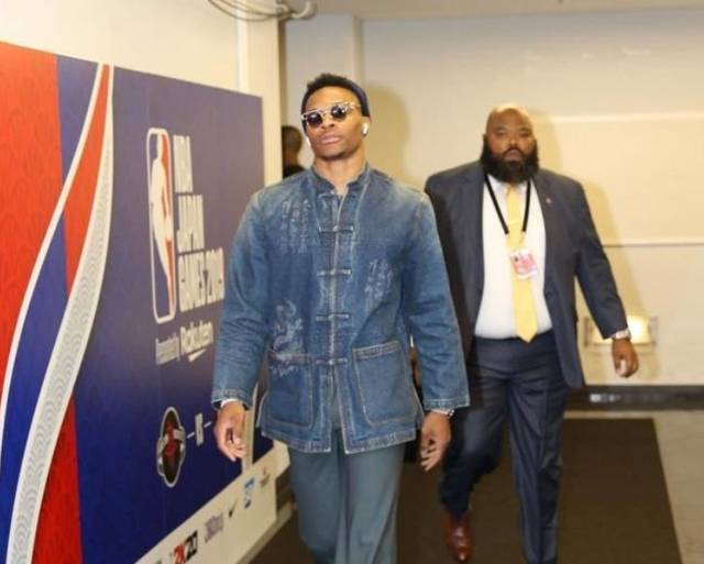 足球是朋友、梦想与人生的瞬间🔴⚫️⚽️（绿茵承载友谊与梦想，定格人生每一瞬🔴⚫️⚽️）