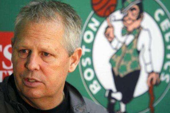 德甲战报：曼卡、斯基默破门，海登海姆2-1战胜弗赖堡（德甲速递：曼卡与斯基默建功，海登海姆2-1力克弗赖堡）