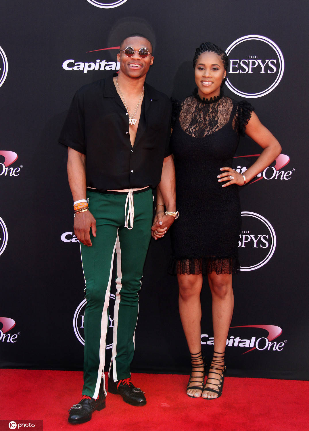 苏格兰女足队长卡思伯特与中国队比赛时头部受伤，被紧急送医（苏格兰女足队长卡思伯特在对阵中国队时头部受伤，紧急送医）